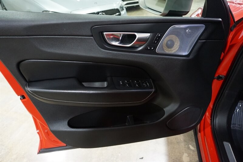 Volvo XC60 T6 R-Design Vehicle Full-screen Gallery Image 16