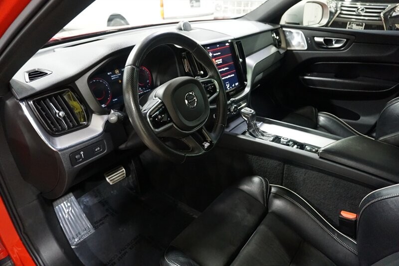 Volvo XC60 T6 R-Design Vehicle Full-screen Gallery Image 18