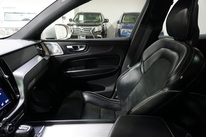 Volvo XC60 T6 R-Design Vehicle Full-screen Gallery Image 19