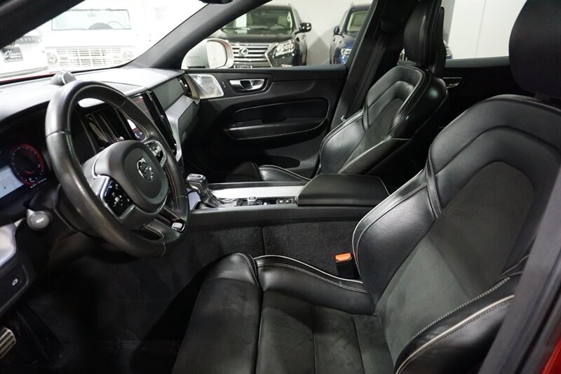 Volvo XC60 T6 R-Design Vehicle Full-screen Gallery Image 20