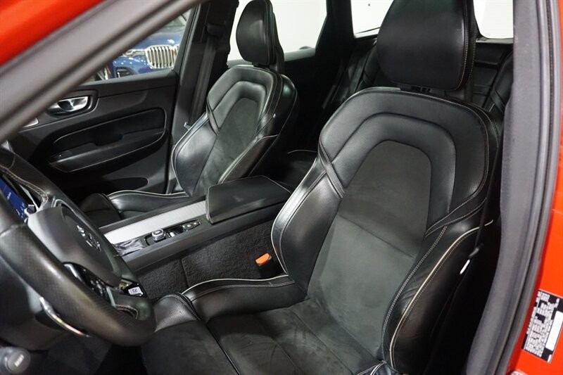 Volvo XC60 T6 R-Design Vehicle Full-screen Gallery Image 21