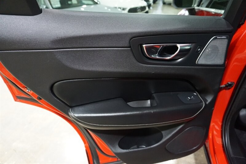 Volvo XC60 T6 R-Design Vehicle Full-screen Gallery Image 22