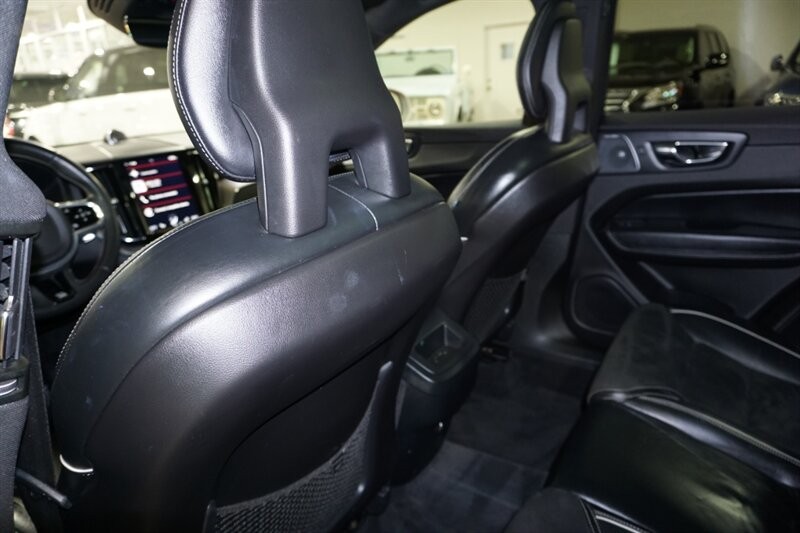 Volvo XC60 T6 R-Design Vehicle Full-screen Gallery Image 23