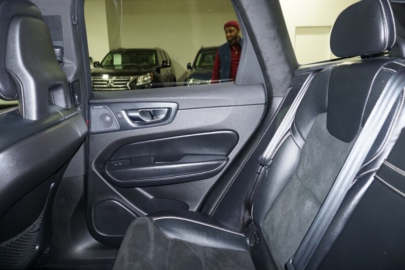 Volvo XC60 T6 R-Design Vehicle Full-screen Gallery Image 24