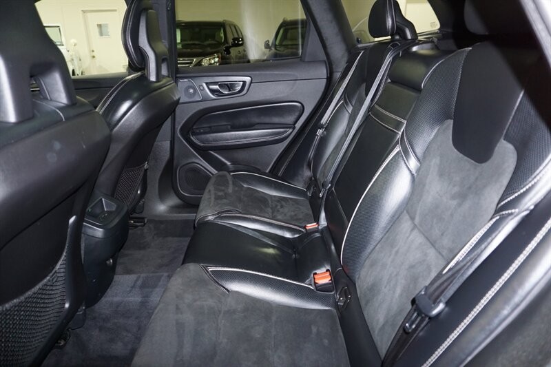 Volvo XC60 T6 R-Design Vehicle Full-screen Gallery Image 25