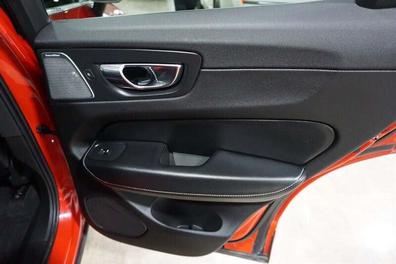 Volvo XC60 T6 R-Design Vehicle Full-screen Gallery Image 27