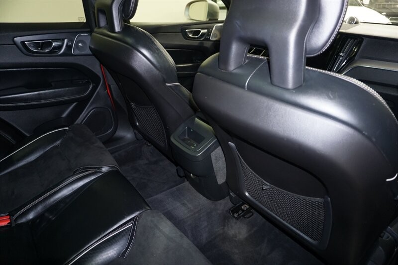 Volvo XC60 T6 R-Design Vehicle Full-screen Gallery Image 28