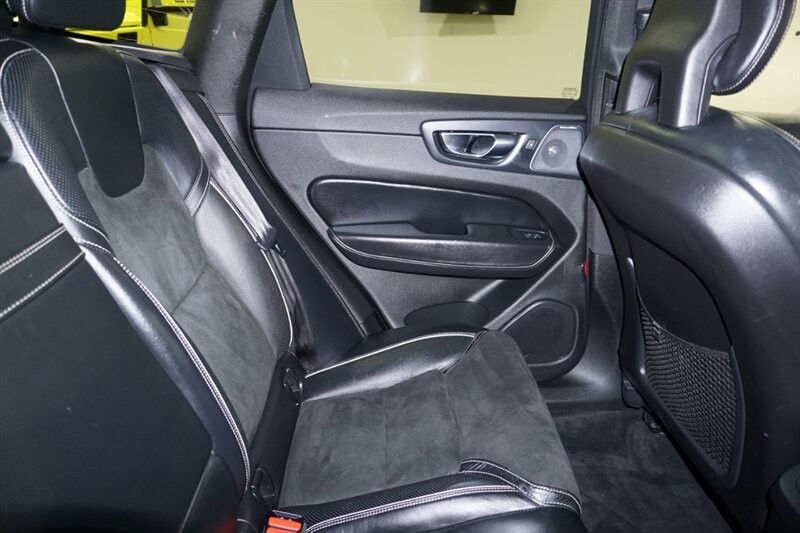 Volvo XC60 T6 R-Design Vehicle Full-screen Gallery Image 29