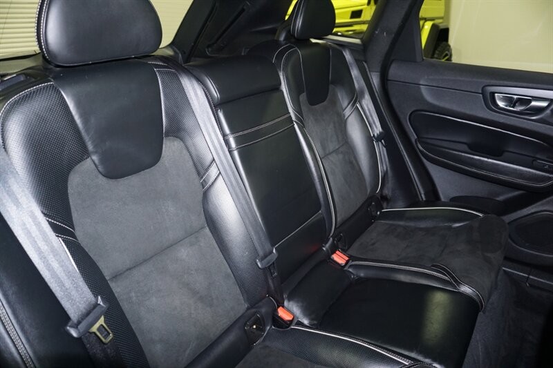 Volvo XC60 T6 R-Design Vehicle Full-screen Gallery Image 31