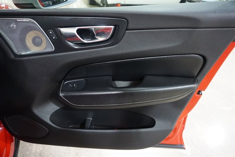 Volvo XC60 T6 R-Design Vehicle Full-screen Gallery Image 32