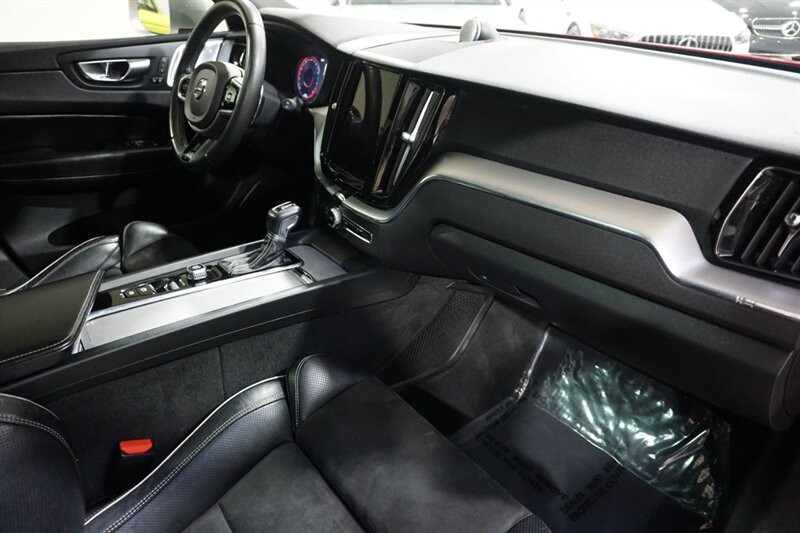 Volvo XC60 T6 R-Design Vehicle Full-screen Gallery Image 33