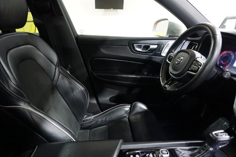 Volvo XC60 T6 R-Design Vehicle Full-screen Gallery Image 34