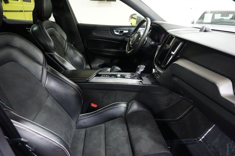 Volvo XC60 T6 R-Design Vehicle Full-screen Gallery Image 35