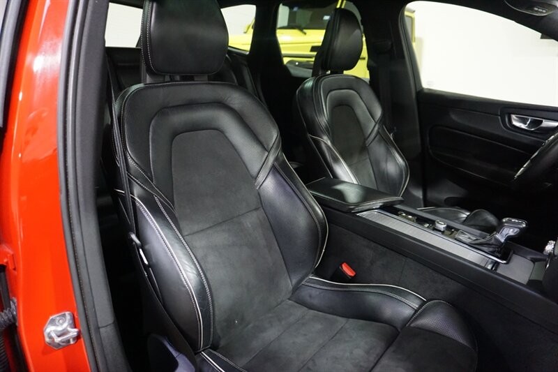 Volvo XC60 T6 R-Design Vehicle Full-screen Gallery Image 36