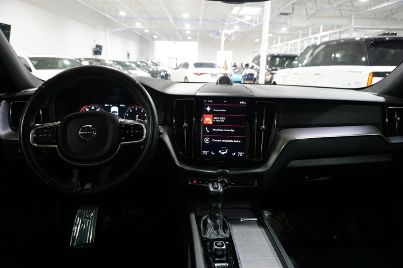 Volvo XC60 T6 R-Design Vehicle Full-screen Gallery Image 38