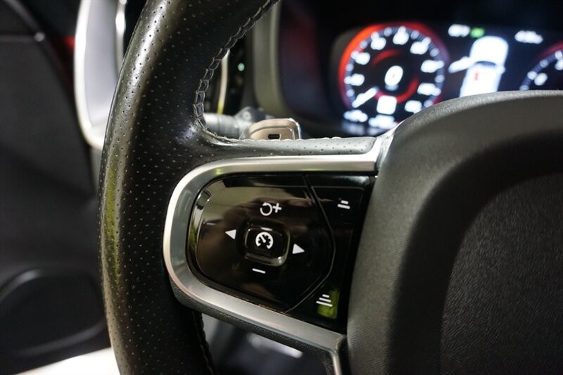 Volvo XC60 T6 R-Design Vehicle Full-screen Gallery Image 40