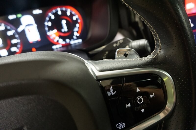 Volvo XC60 T6 R-Design Vehicle Full-screen Gallery Image 41