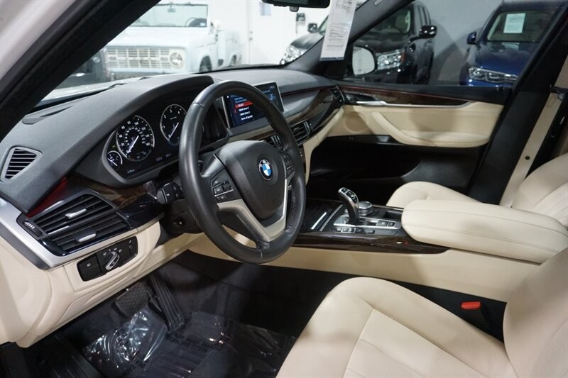 BMW X5 xDrive35d Vehicle Full-screen Gallery Image 17