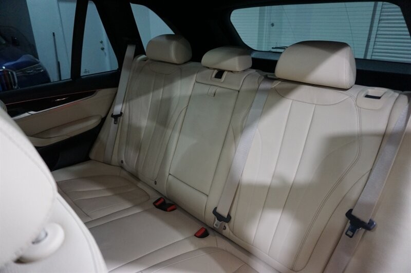 BMW X5 xDrive35d Vehicle Full-screen Gallery Image 25