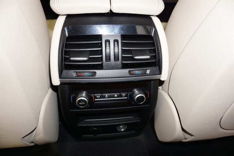 BMW X5 xDrive35d Vehicle Full-screen Gallery Image 26