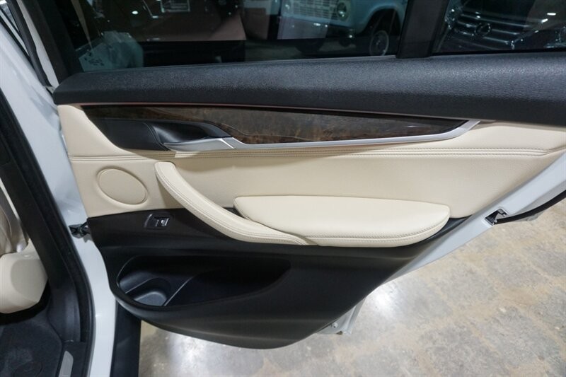 BMW X5 xDrive35d Vehicle Full-screen Gallery Image 27