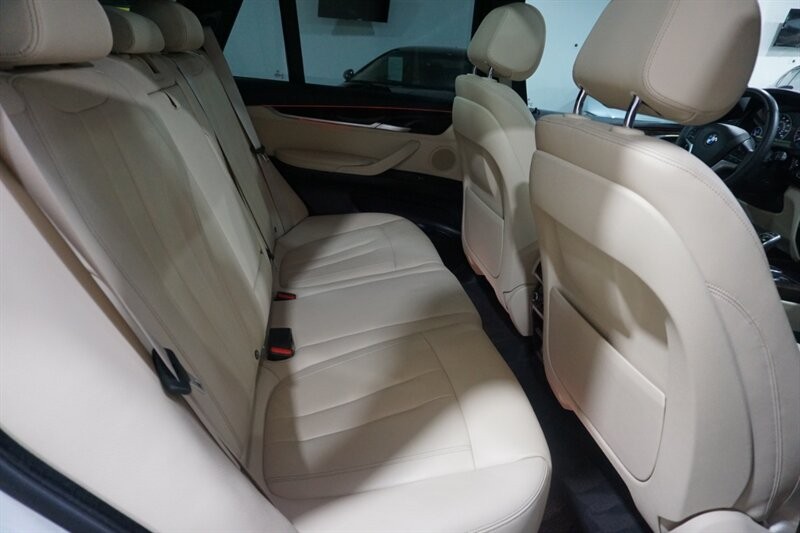 BMW X5 xDrive35d Vehicle Full-screen Gallery Image 30