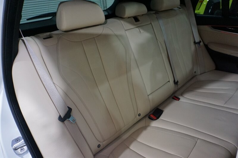 BMW X5 xDrive35d Vehicle Full-screen Gallery Image 31
