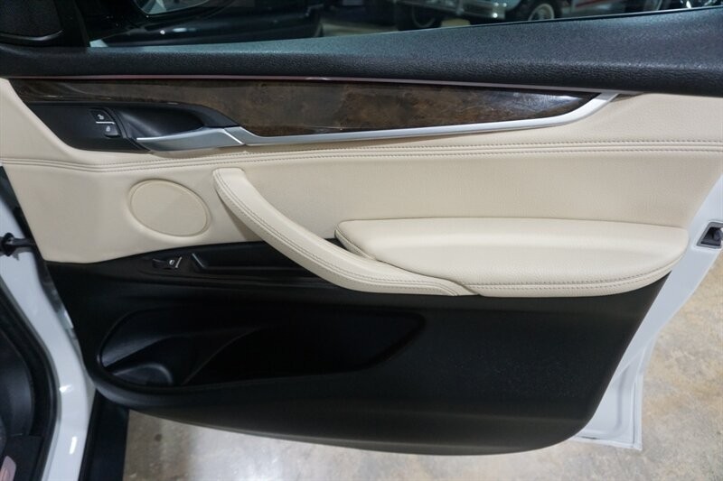 BMW X5 xDrive35d Vehicle Full-screen Gallery Image 32