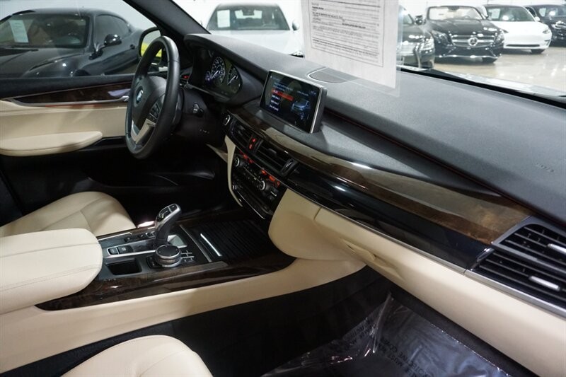 BMW X5 xDrive35d Vehicle Full-screen Gallery Image 33