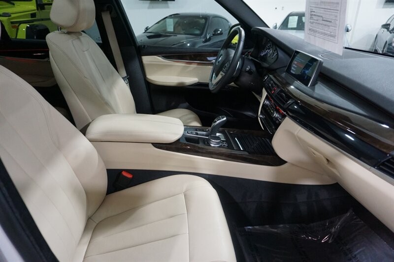 BMW X5 xDrive35d Vehicle Full-screen Gallery Image 35