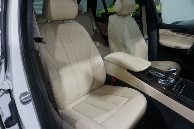 BMW X5 xDrive35d Vehicle Full-screen Gallery Image 36