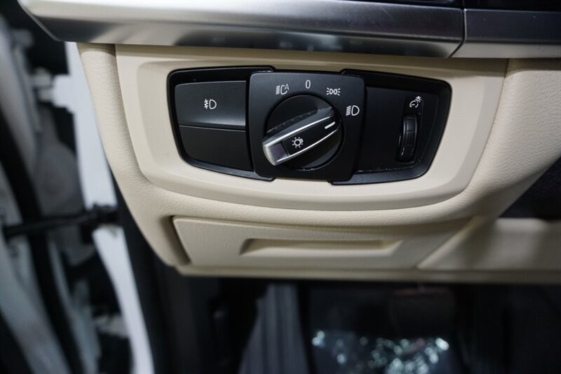 BMW X5 xDrive35d Vehicle Full-screen Gallery Image 39