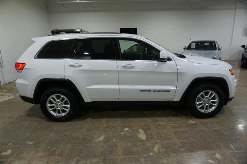 Jeep Grand Cherokee Laredo Vehicle Full-screen Gallery Image 11