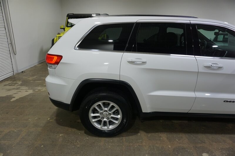Jeep Grand Cherokee Laredo Vehicle Full-screen Gallery Image 12