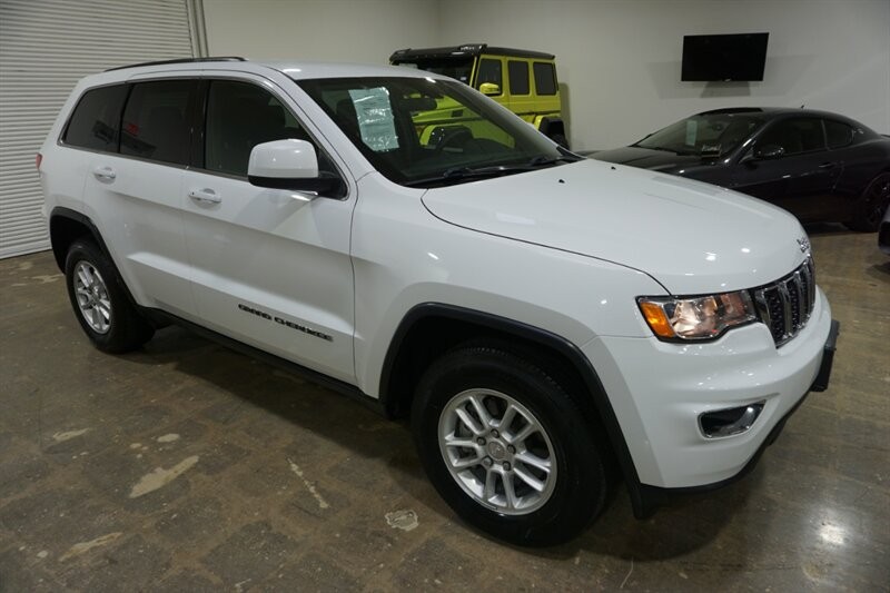 Jeep Grand Cherokee Laredo Vehicle Full-screen Gallery Image 14