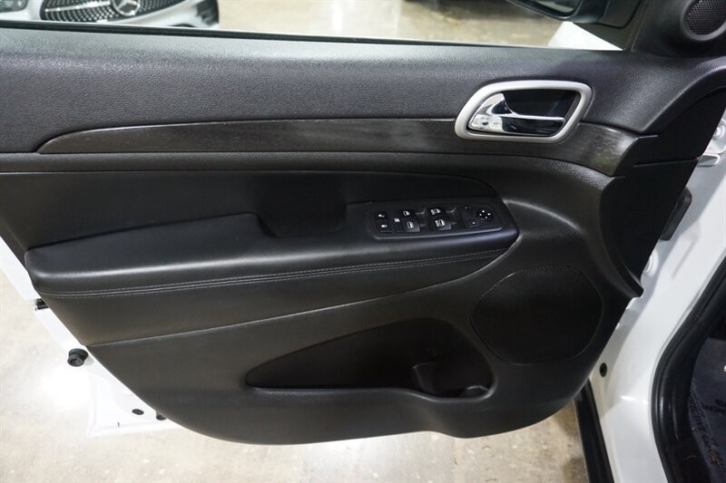 Jeep Grand Cherokee Laredo Vehicle Full-screen Gallery Image 17