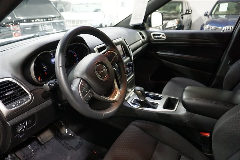 Jeep Grand Cherokee Laredo Vehicle Full-screen Gallery Image 18