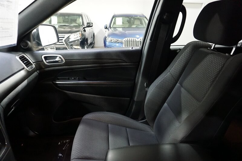 Jeep Grand Cherokee Laredo Vehicle Full-screen Gallery Image 19