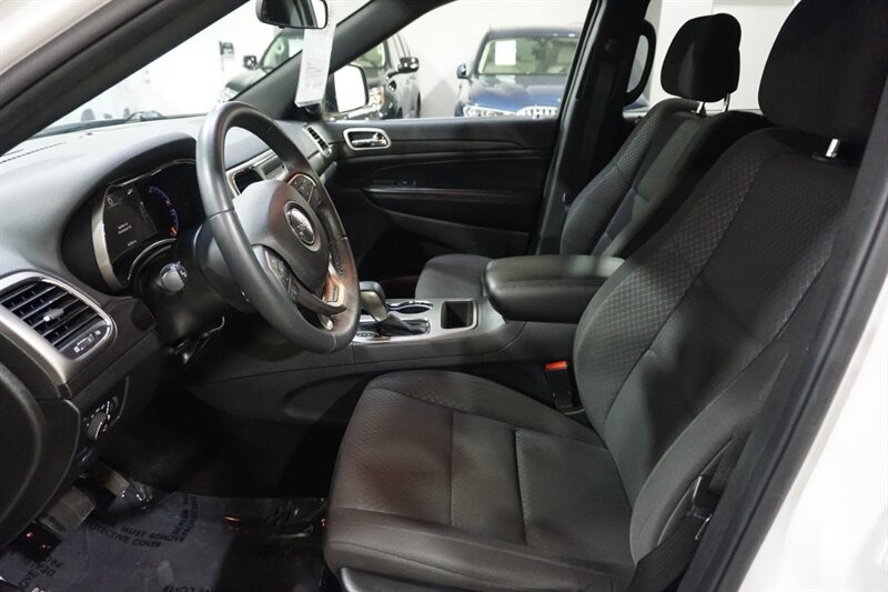 Jeep Grand Cherokee Laredo Vehicle Full-screen Gallery Image 20