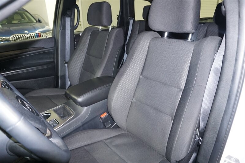 Jeep Grand Cherokee Laredo Vehicle Full-screen Gallery Image 21