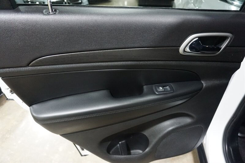 Jeep Grand Cherokee Laredo Vehicle Full-screen Gallery Image 22