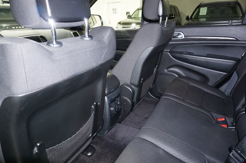 Jeep Grand Cherokee Laredo Vehicle Full-screen Gallery Image 23