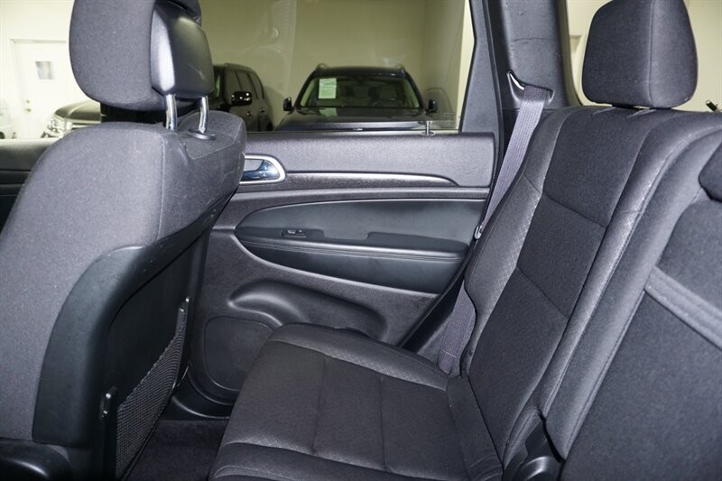 Jeep Grand Cherokee Laredo Vehicle Full-screen Gallery Image 24