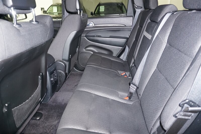 Jeep Grand Cherokee Laredo Vehicle Full-screen Gallery Image 25