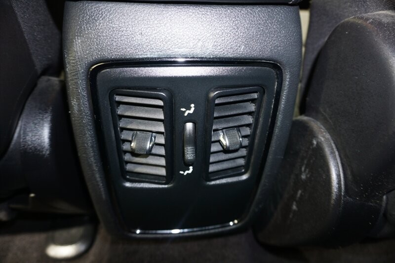 Jeep Grand Cherokee Laredo Vehicle Full-screen Gallery Image 27