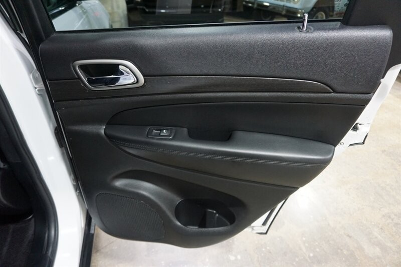 Jeep Grand Cherokee Laredo Vehicle Full-screen Gallery Image 28