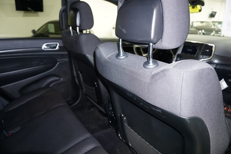 Jeep Grand Cherokee Laredo Vehicle Full-screen Gallery Image 29