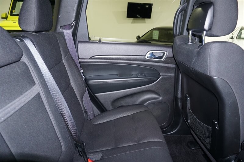 Jeep Grand Cherokee Laredo Vehicle Full-screen Gallery Image 30