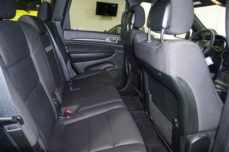 Jeep Grand Cherokee Laredo Vehicle Full-screen Gallery Image 31