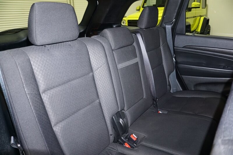 Jeep Grand Cherokee Laredo Vehicle Full-screen Gallery Image 32